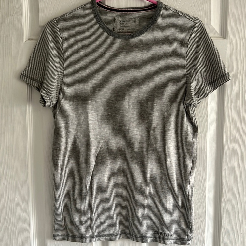 Express MEN XS extra small slub shortsleeved
Gray white striped cotton tee 90105